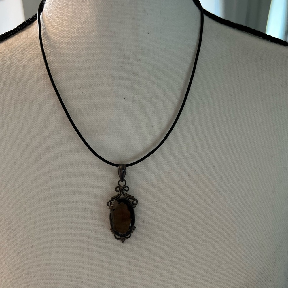 Elegant Black and Brown Pendant Necklace